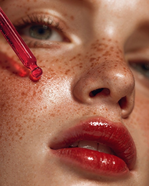Aplicação de sérum K-Beauty